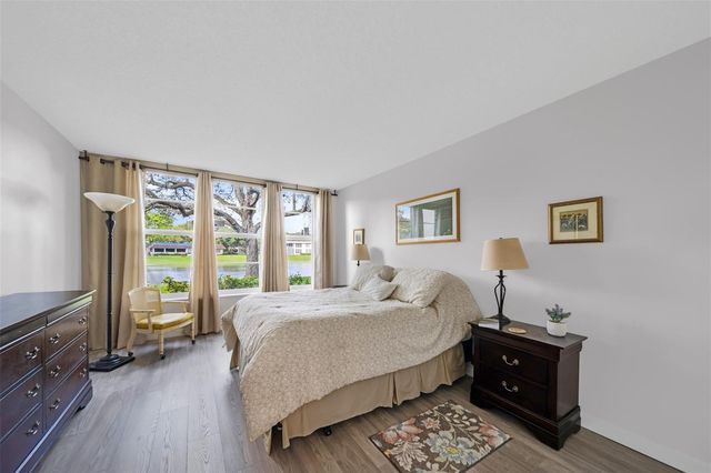 3611 OAKS CLUBHOUSE Drive 104, Pompano Beach, FL 33069