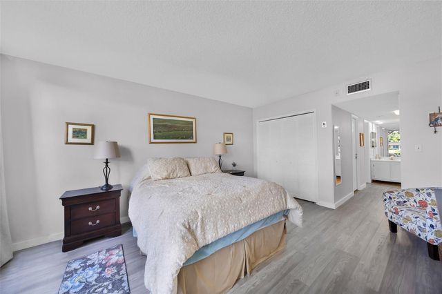 3611 OAKS CLUBHOUSE Drive 104, Pompano Beach, FL 33069