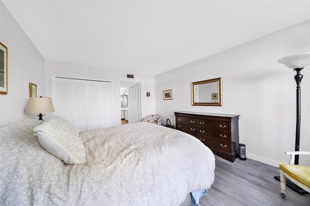 3611 OAKS CLUBHOUSE Drive 104, Pompano Beach, FL 33069