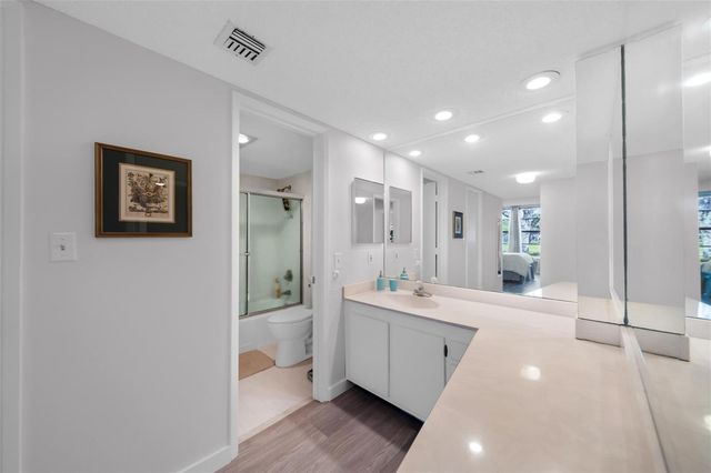 3611 OAKS CLUBHOUSE Drive 104, Pompano Beach, FL 33069