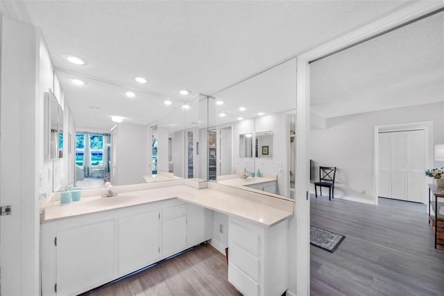 3611 OAKS CLUBHOUSE Drive 104, Pompano Beach, FL 33069