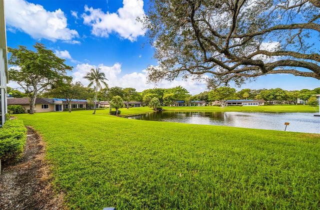 3611 OAKS CLUBHOUSE Drive 104, Pompano Beach, FL 33069