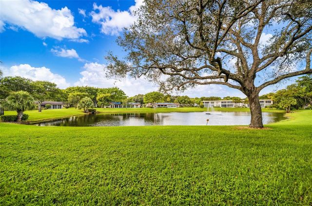 3611 OAKS CLUBHOUSE Drive 104, Pompano Beach, FL 33069