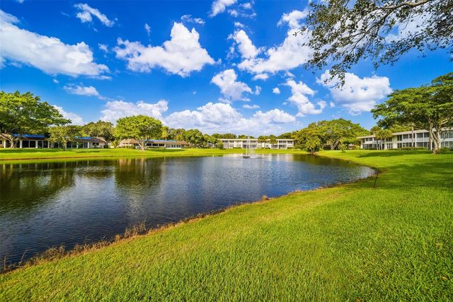 3611 OAKS CLUBHOUSE Drive 104, Pompano Beach, FL 33069