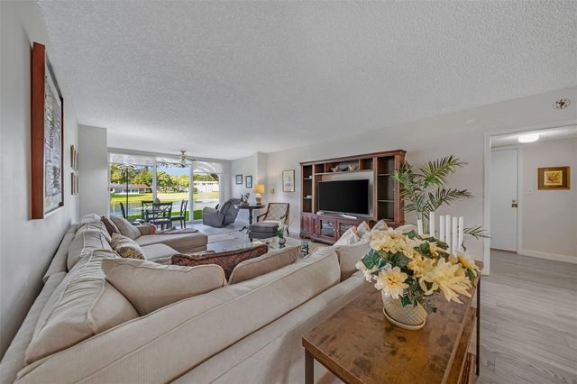 3611 OAKS CLUBHOUSE Drive 104, Pompano Beach, FL 33069