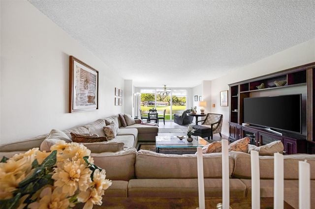 3611 OAKS CLUBHOUSE Drive 104, Pompano Beach, FL 33069