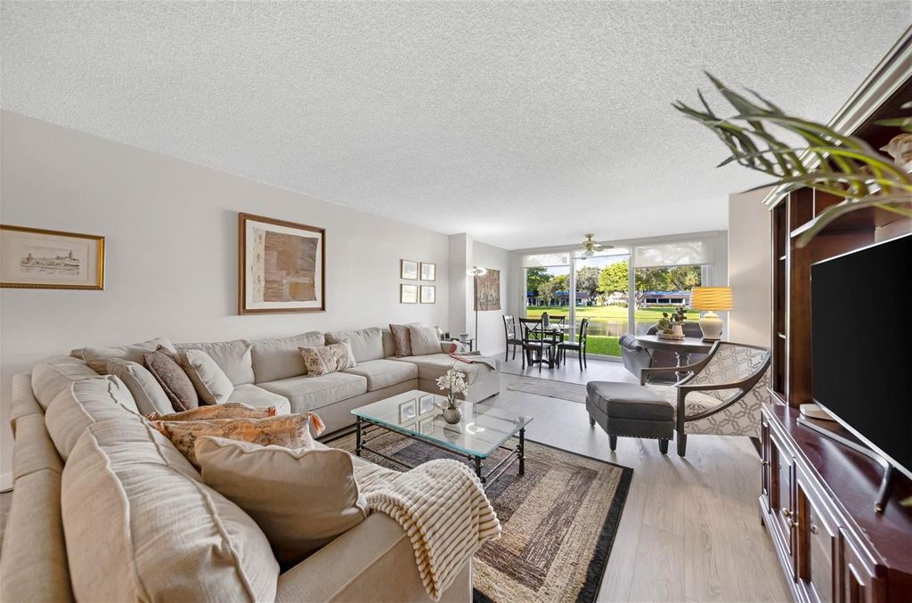3611 OAKS CLUBHOUSE Drive 104, Pompano Beach, FL 33069