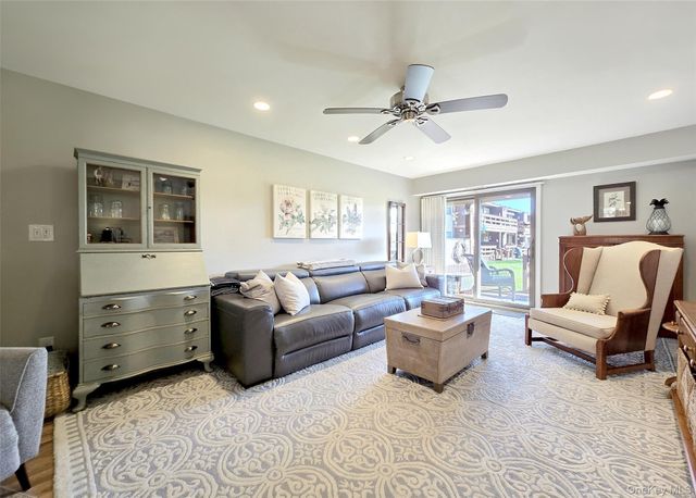 324 Mariners Way, Copiague, NY 11726