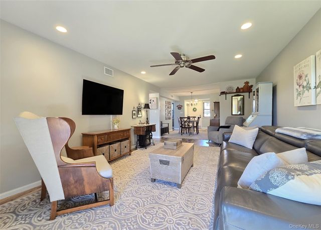 324 Mariners Way, Copiague, NY 11726