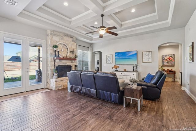 132 Fairway Dr, Floresville, TX 78114