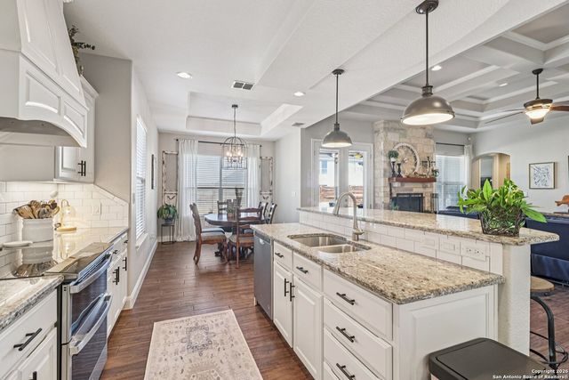 132 Fairway Dr, Floresville, TX 78114