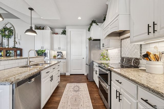 132 Fairway Dr, Floresville, TX 78114