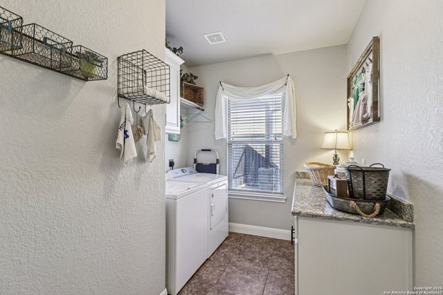 132 Fairway Dr, Floresville, TX 78114