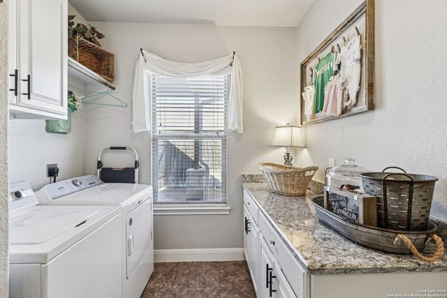 132 Fairway Dr, Floresville, TX 78114