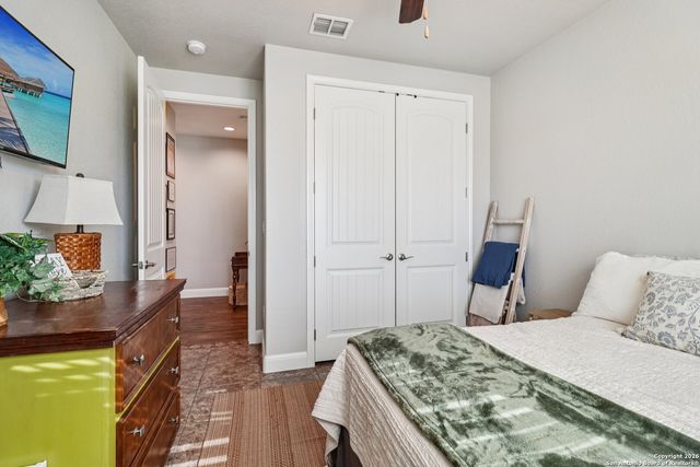 132 Fairway Dr, Floresville, TX 78114