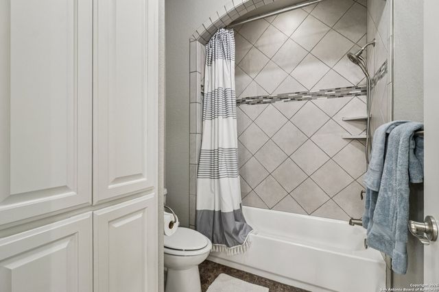 132 Fairway Dr, Floresville, TX 78114