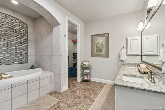 132 Fairway Dr, Floresville, TX 78114