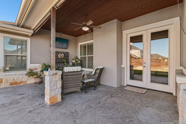 132 Fairway Dr, Floresville, TX 78114