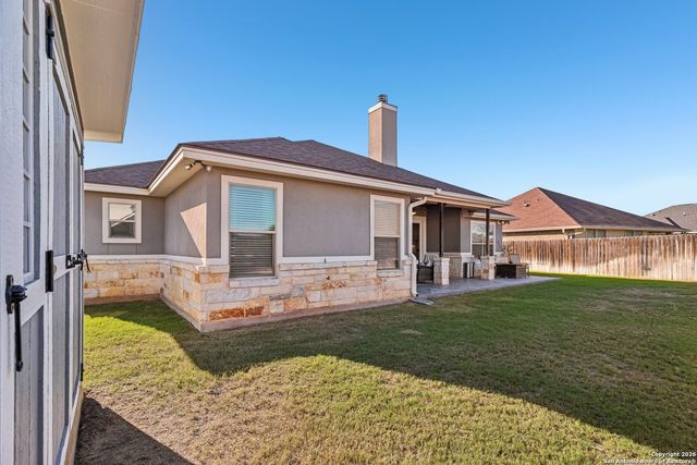 132 Fairway Dr, Floresville, TX 78114