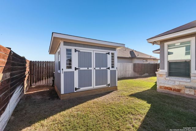 132 Fairway Dr, Floresville, TX 78114