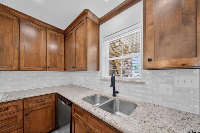 926 S Academy Ave, Tyler, TX 75701