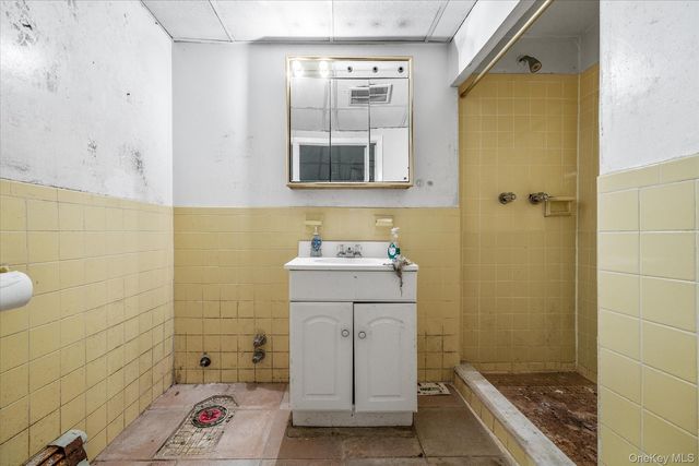 2504 42nd Street, Astoria, NY 11103