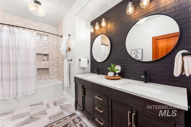 1049 E Riversong Dr, Eagle, ID 83616