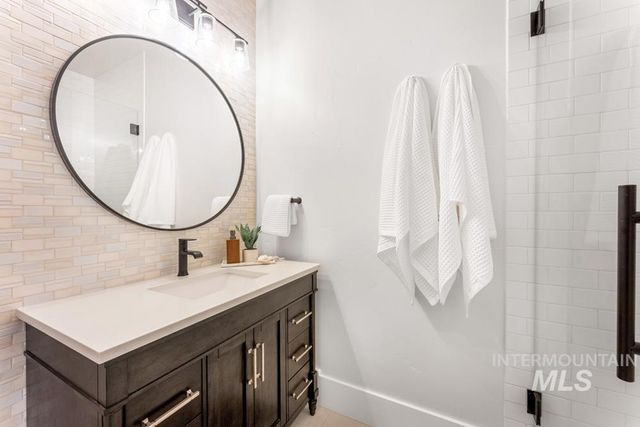 1049 E Riversong Dr, Eagle, ID 83616