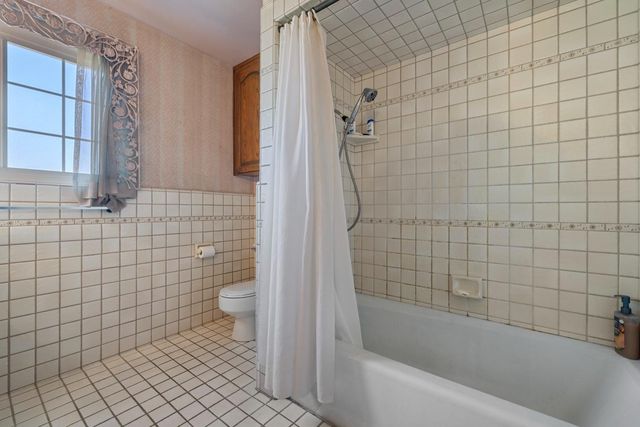 504 Robin Hood Dr, Modesto, CA 95350