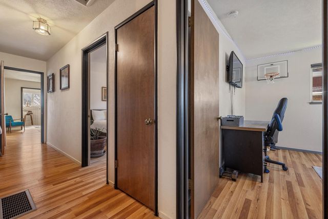 504 Robin Hood Dr, Modesto, CA 95350