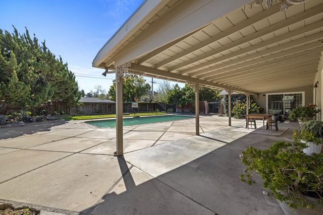 504 Robin Hood Dr, Modesto, CA 95350