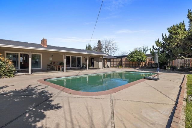 504 Robin Hood Dr, Modesto, CA 95350