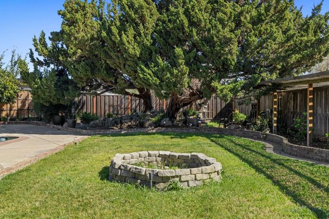 504 Robin Hood Dr, Modesto, CA 95350