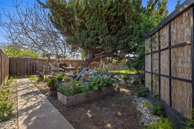 504 Robin Hood Dr, Modesto, CA 95350