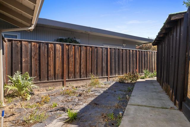 504 Robin Hood Dr, Modesto, CA 95350