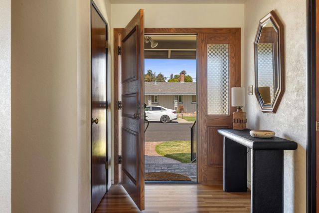 504 Robin Hood Dr, Modesto, CA 95350