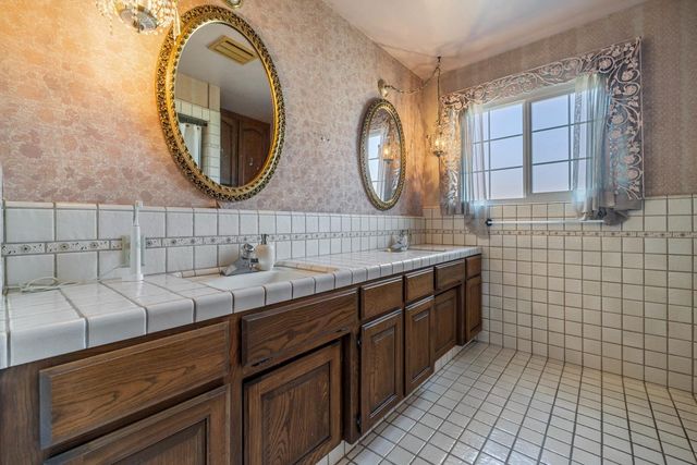 504 Robin Hood Dr, Modesto, CA 95350