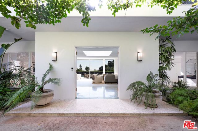 1121 Loma Vista Drive, Beverly Hills, CA 90210