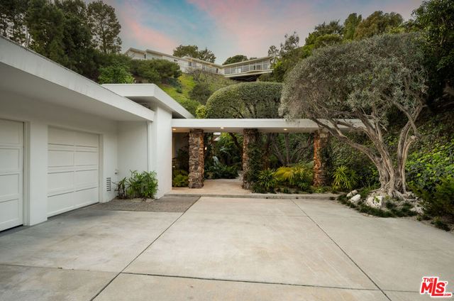 1121 Loma Vista Drive, Beverly Hills, CA 90210