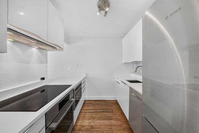 28 Admirals Way 28, Chelsea, MA 02150