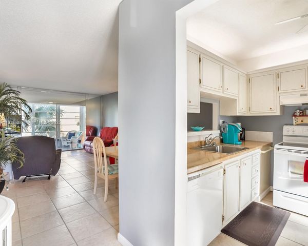 4705 NW 35th St 515, Lauderdale Lakes, FL 33319