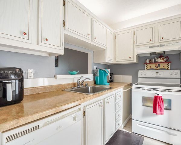 4705 NW 35th St 515, Lauderdale Lakes, FL 33319