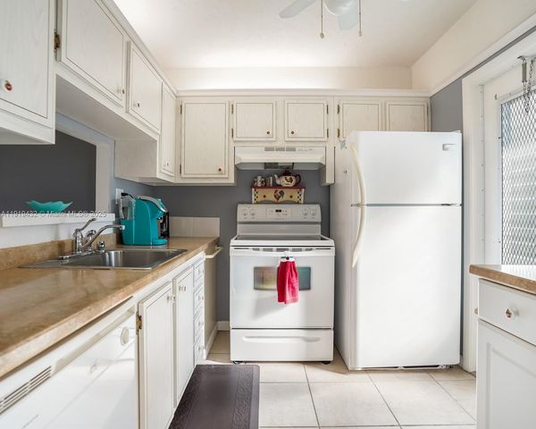 4705 NW 35th St 515, Lauderdale Lakes, FL 33319