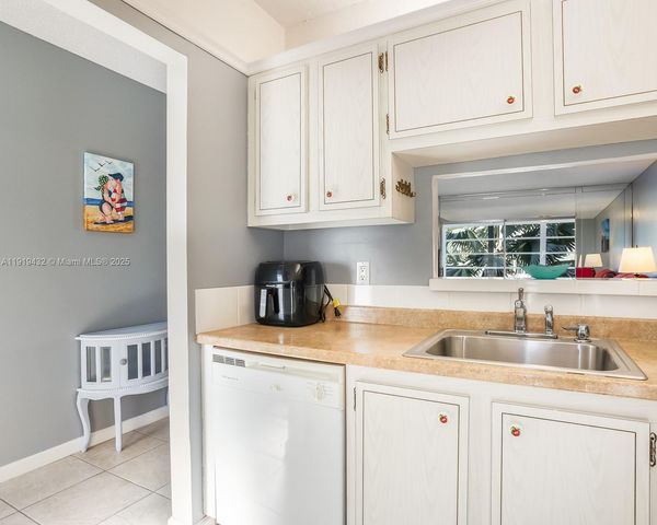 4705 NW 35th St 515, Lauderdale Lakes, FL 33319