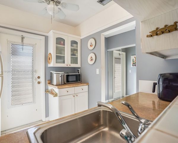 4705 NW 35th St 515, Lauderdale Lakes, FL 33319