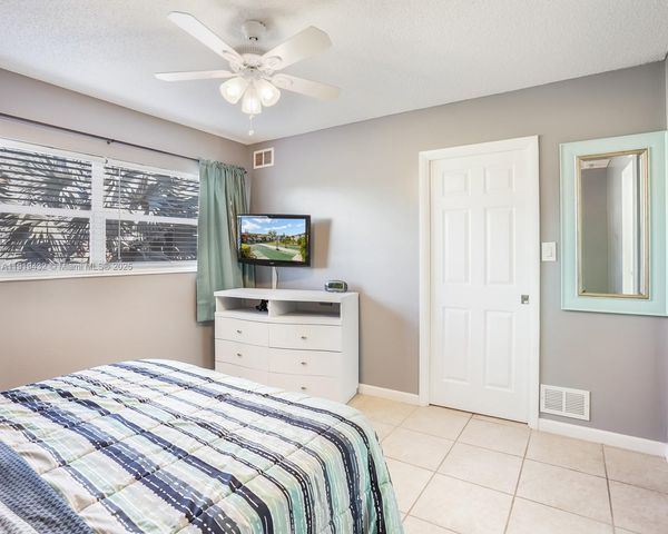 4705 NW 35th St 515, Lauderdale Lakes, FL 33319