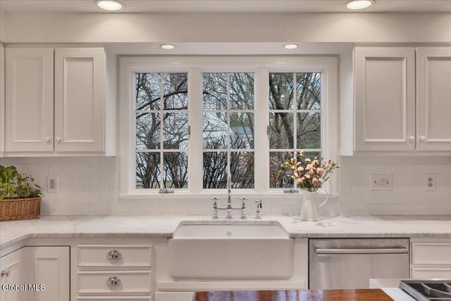 16 Wildwood Drive, Colonie, NY 12211