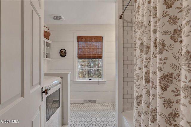 16 Wildwood Drive, Colonie, NY 12211