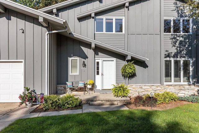 1211 LYNROSE LANE, Neenah, WI 54956