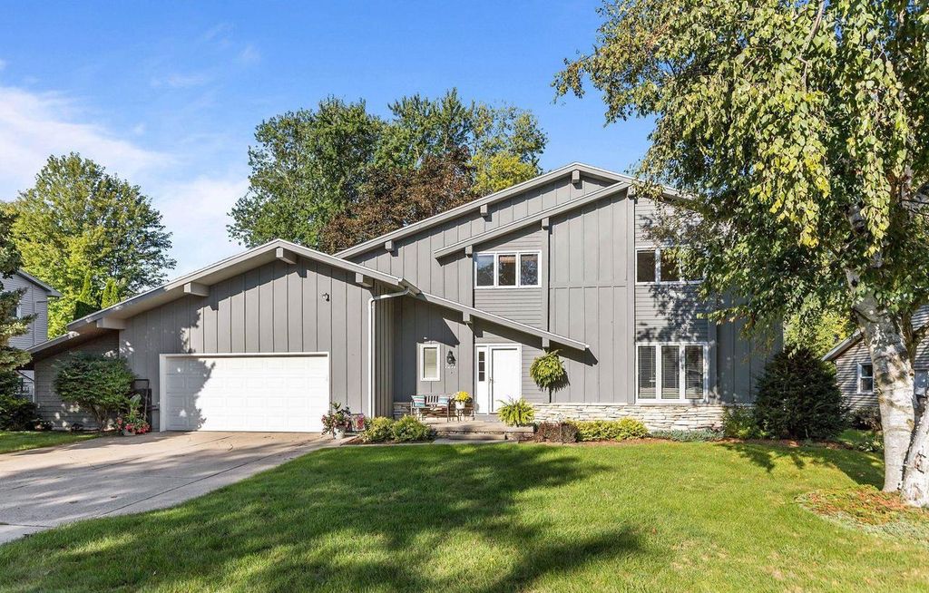 1211 LYNROSE LANE, Neenah, WI 54956